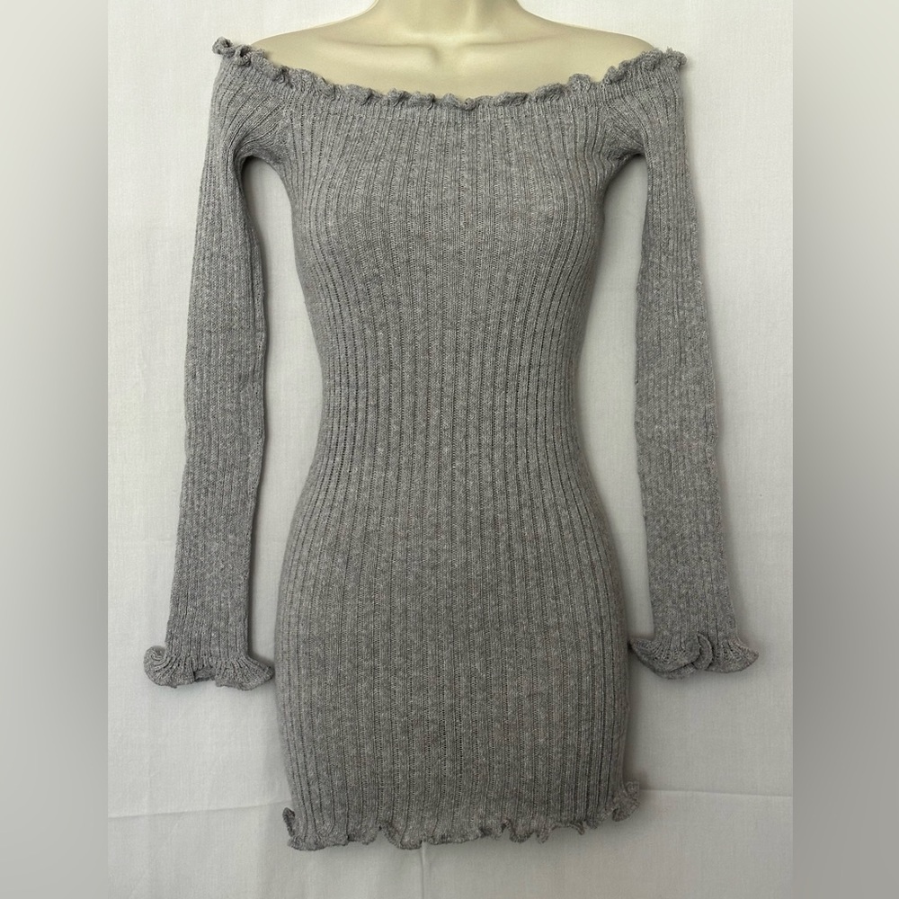 NWOT In The Style Women's off-the-shoulder ribbed knit mini dress size 6